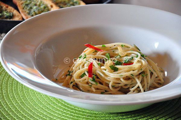 Paste aglio, olio e peperoncini