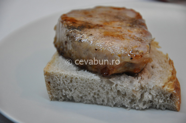 Articole culinare : Carne de porc înăbuşită cu dafin şi usturoi