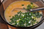 Bateţi ouăle cu laptele şi amestecaţi-le cu ceapa verde şi verdeaţa Bateţi ouăle cu laptele şi amestecaţi-le cu ceapa verde şi verdeaţa