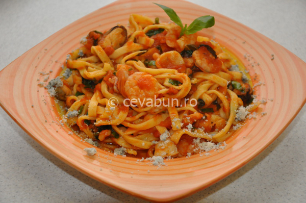 Articole culinare : Fettuccine cu fructe de mare