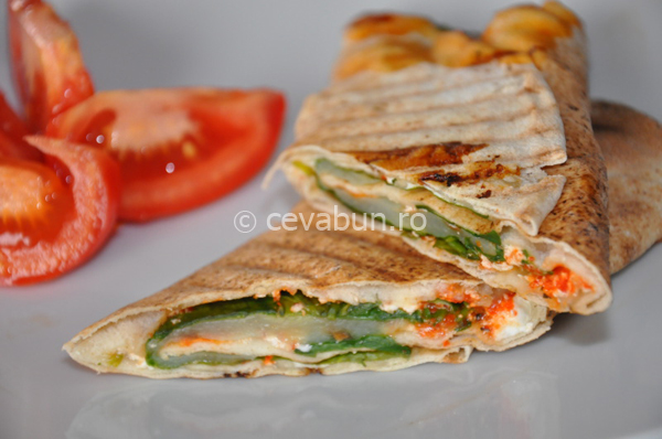 Articole culinare : Sandviş cu cremă de brânză şi sos de ardei copt