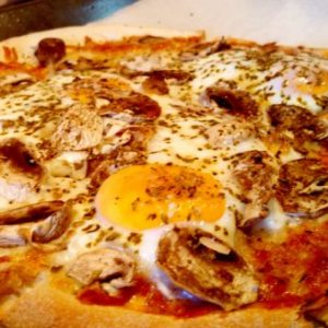 Pizza cu ciuperci şi ouă ochiuri