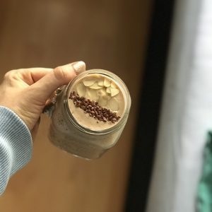 Smoothie cald de ciocolată, fulgi de ovăz şi migdale