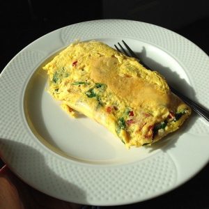 Omletă cu avocado şi ceapă